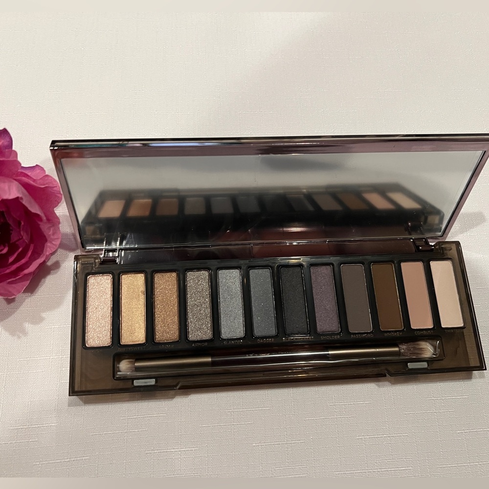 Urban Decay Naked SMOKY Eyeshadow Palette NEW Discontinued 12 x 1.3g 0.05 oz HTF - Picture 4 of 4